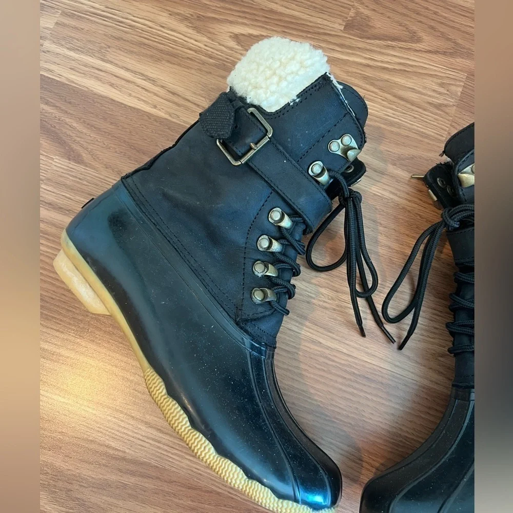 Sperry Top-Sider Black Boots with Cream Fur Lining